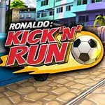 Muž v sportovním oblečení běží po ulici s logem Kick N Run a fotbalovým míčem v popředí