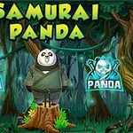 Panda oblečená jako samuraj stojí na pařezu v lese s nápisem Samurai Panda nahoře