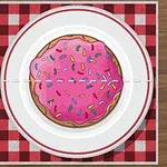Na obrázku je talíř s růžovým donutem posypaným barevnými posypkami, umístěný na červenobílém kostkovaném ubruse, s nožem a vidličkou po stranách