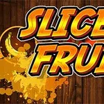 Barevné nápisy Slice Fruit na dřevěném pozadí s ovocnými barevnými skvrnami
