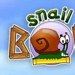 Šnek s hnědou ulitou a nápis snail bob na modrém pozadí