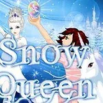 Dvě postavy, královna v bílé s korunou a postava na koni, drží kouli na pozadí zasněženého lesa s hradem a nápisem Snow Queen