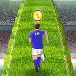 Fotbalista v modrém dresu s číslem 10 běží po travnaté cestě na stadionu směrem k minci