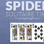 Text Spider Solitaire Time na modrém pozadí s kartami krále, dámy, kluka a desítky pikové barvy