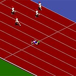 Atletická dráha s několika závodníky, z nichž jeden leží na zemi