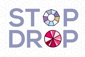 Nápis „STOP DROP“ s grafickými prvky uvnitř písmen „O“ na bílém pozadí s hexagonálním vzorem