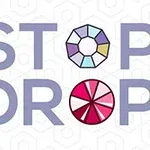 Nápis „STOP DROP“ s grafickými prvky uvnitř písmen „O“ na bílém pozadí s hexagonálním vzorem