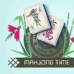Dvě mahjongové kostky s čínskými znaky a ptačím motivem, s ozdobnými květinami a kruhovým ornamentem v pozadí, text MAHJONG TIME dole