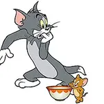 Šedý kocour překvapeně zírající na malou hnědou myš vedle misky