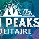 Název Tri Peaks Solitaire s motivem tří hor, karet a stylizovanou ženskou tváří na pozadí