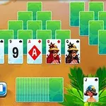 Karetní hra s odkrytými kartami 4, 9, A, dvěma královnami a 10, zeleným balíčkem dole a fialovým balíčkem Joker