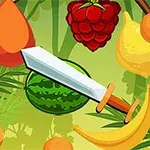 Ovoce jako mango, malina, banán a meloun létající kolem meče na zeleném pozadí