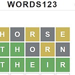 Barevná mřížka se slovy HORSE, THORN, a THEIR na bílém pozadí s různě barevnými čtverci
